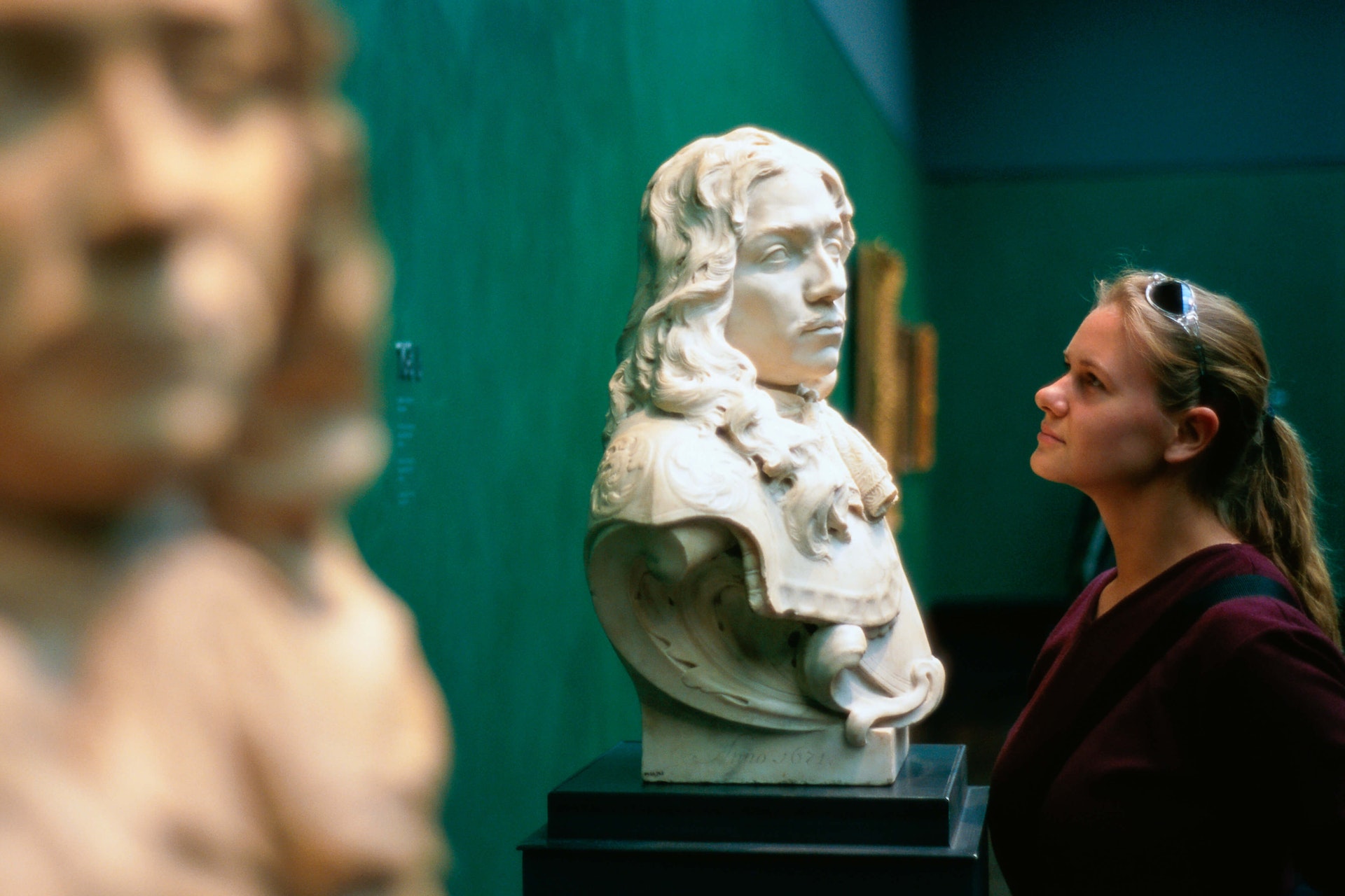 Woman looking at a bust in the Rijksmuseum